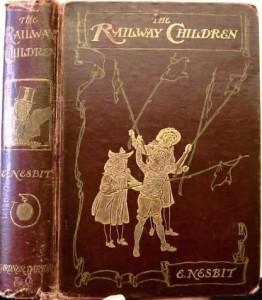 Portada de la primera edición del libro The Railway Children (escrito por Edith Nesbit), probablemente una de las mejores obras literarias protagonizadas por el ferrocarril. Foto de GrahamHardy