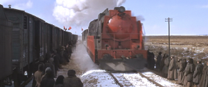Mikado de RENFE distrazada de rojo para hacer el tren de Strelnikov en Doctor Zhivago.