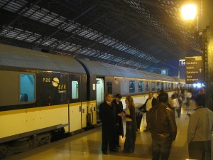 Tren nocturno chileno, compuesto por coches comprados a España. Foto: Domingo Kauak