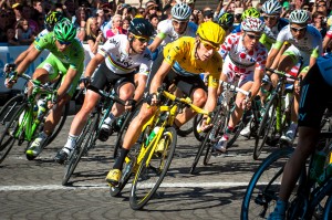 sin duda la etapa final en París es uno de los días más icónicos del Tour de Francia.