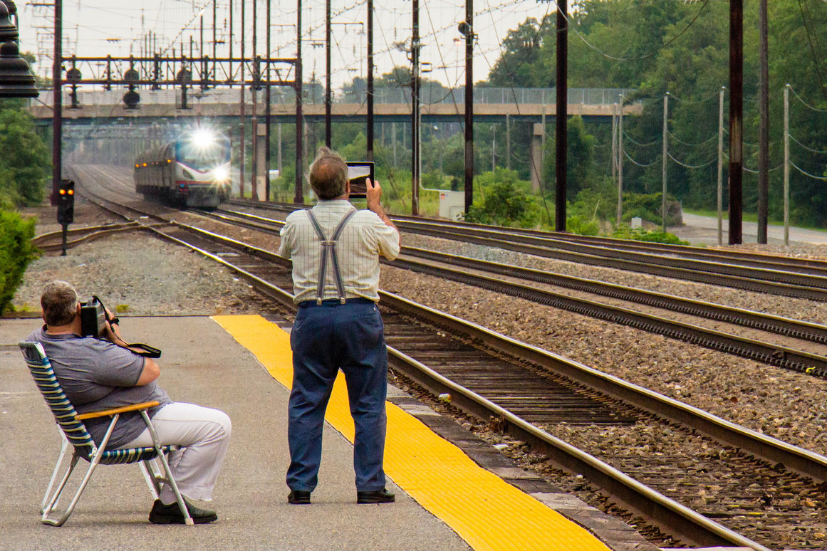 Aficionados al ferrocarril captando la circulación de un regional encabezado por una locomotora ACS-64 de Amtrak. Foto: skabat169.