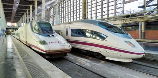 2 trenes AVE como los que hacen el servicio Madrid-Barcelona por 9€ de Renfe en la estación de Puerta de Atocha