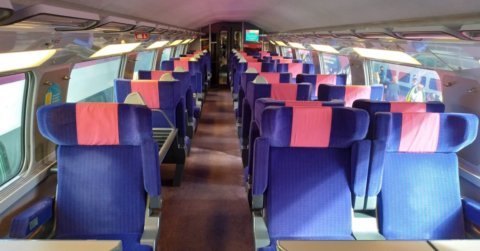 Interior de un coche con asientos XL de un tren de Ouigo, ahora certificado por AENOR contra la Covid-19. MIGUEL BUSTOS