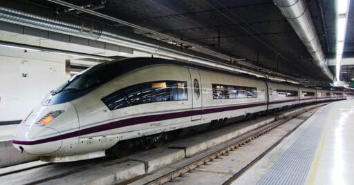 Tren del AVE Madrid-Barcelona estacionado en Sants. ROGER FERRER IBÁÑEZ.