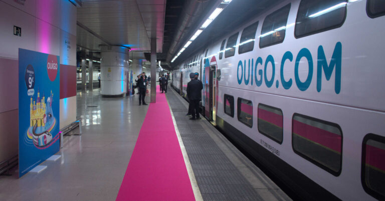 Tren inaugural de Ouigo en Barcelona Sants. VÍCTOR CONTRERAS.