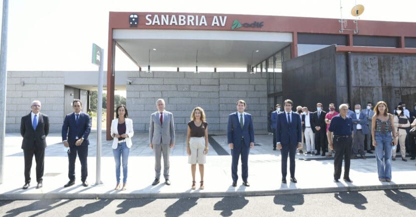 La comitiva inaugural, presidida por la nueva Ministra de Transportes, en la inauguración de la estación de Sanabria Alta Velocidad. ADIF