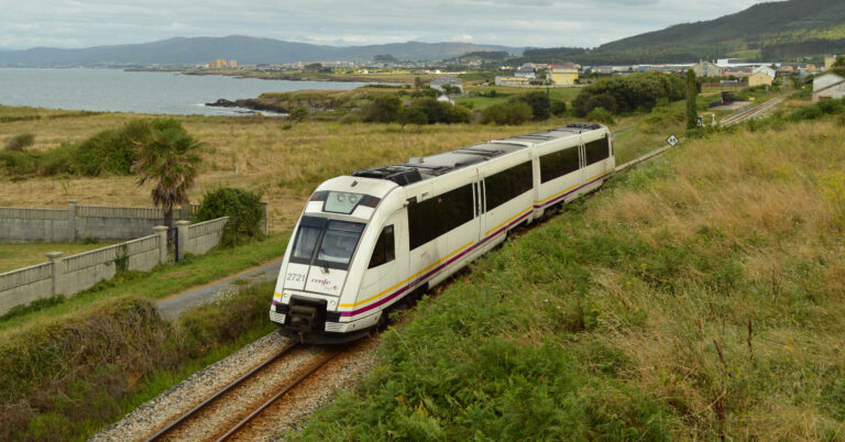 Tren de Renfe Feve haciendo el Regional Oviedo-Ferrol en 2019. ÁLVARO ARRANS.