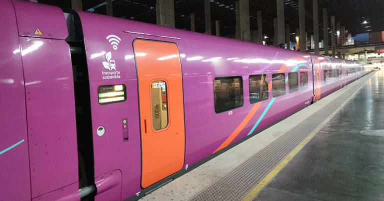 Tren de la serie 112 de Renfe como el que se empleará en el AVLO Madrid-Valencia desde 2022. MIGUEL BUSTOS