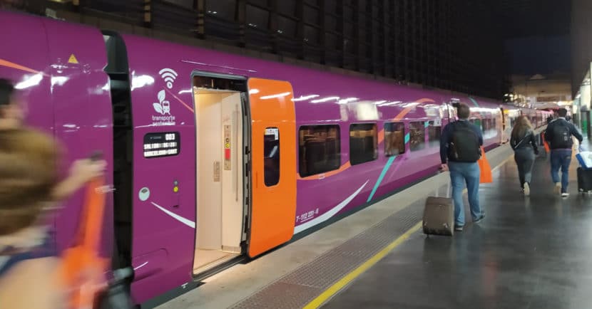En abril Renfe pondrá un quinto tren en el Avlo Madrid-Barcelona. MIGUEL BUSTOS