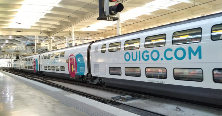 Tren de Ouigo como el que se usará en la línea Madrid-Valencia estacionado en Atocha. MIGUEL BUSTOS.