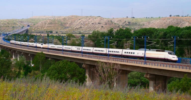 Tren AVE de Renfe pasando por Mejorada del Campo. ANDRÉ MARQUES 432