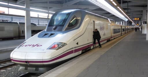 Tren de alta velocidad de la serie 112, como el que hará el AVE Burgos-Valencia desde el 23 de enero de 2023. CARLOS TEIXIDOR CADENAS.