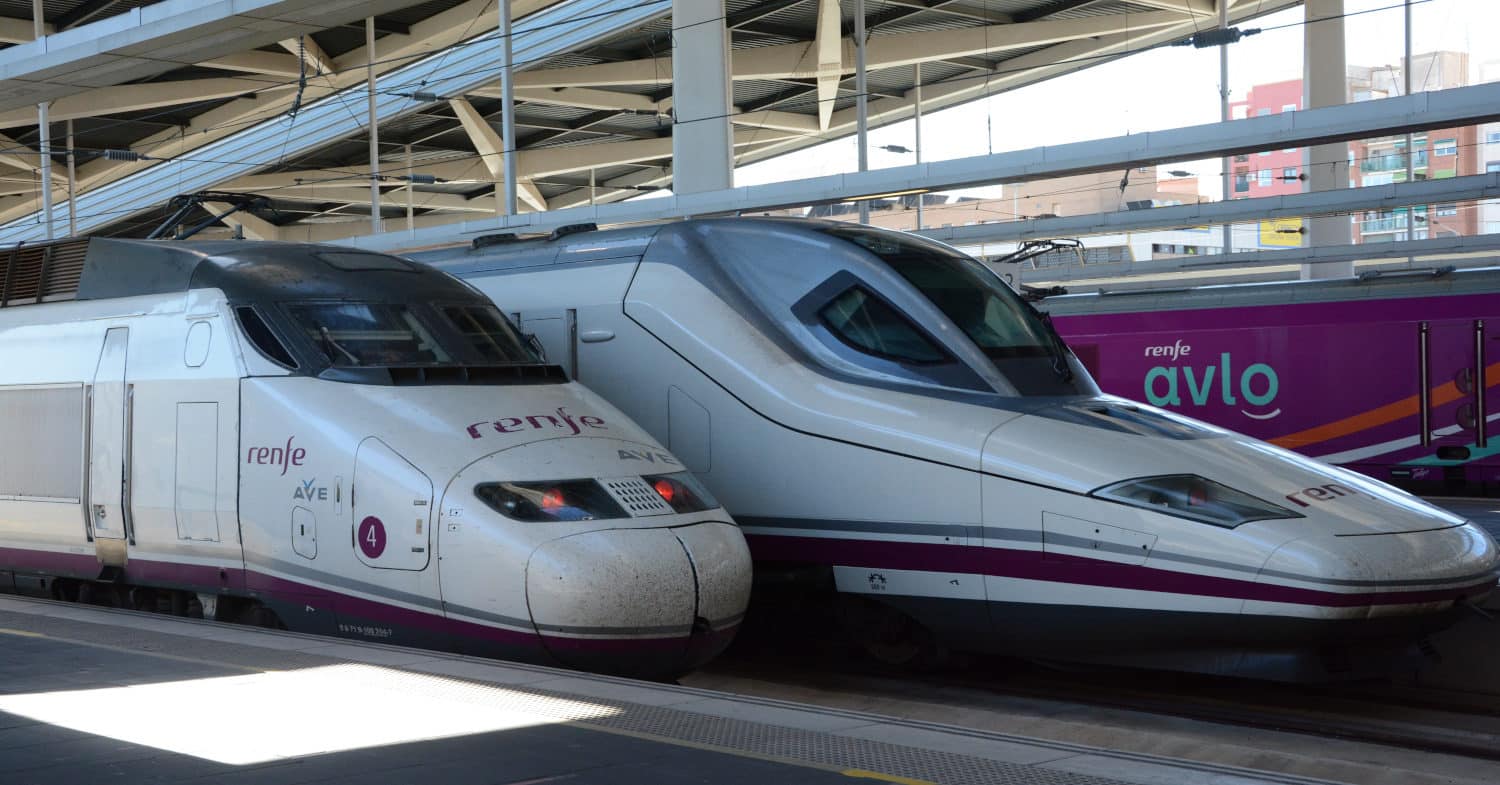 Trenes AVE y Avlo Madrid-Valencia en la estación de Valencia Joaquín-Sorolla. MIGUEL BUSTOS.