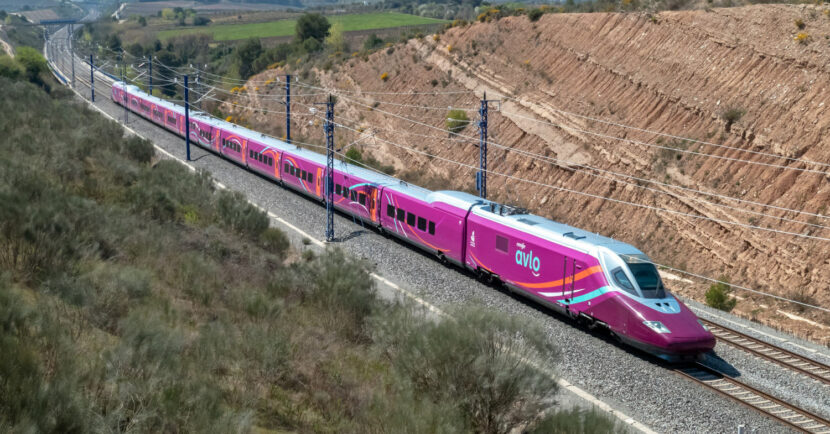 Un tren Avlo de Renfe circulando entre Madrid y Barcelona. BERNAT BORRÀS.