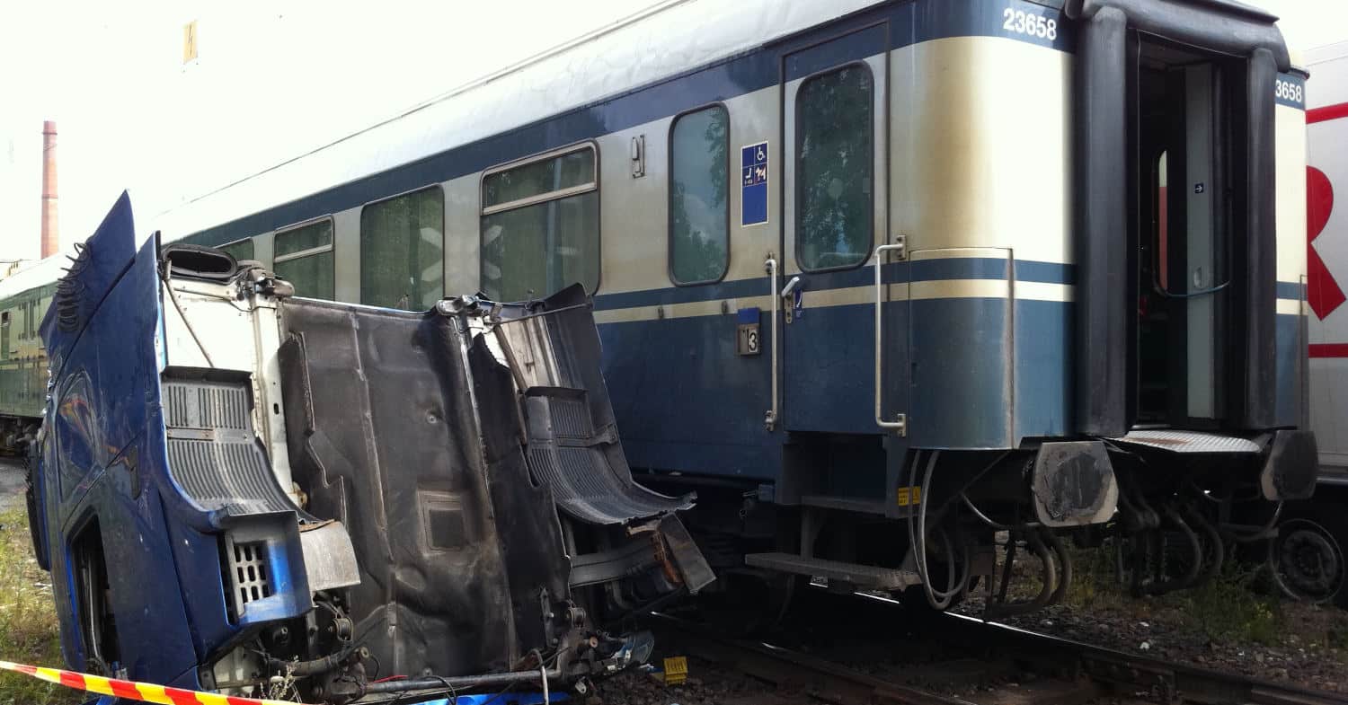 Cabina de un camión tras ser arrollado por un tren en un paso a nivel en Turku, Finlandia, sin dejar heridos graves. THOMAS BACKA.