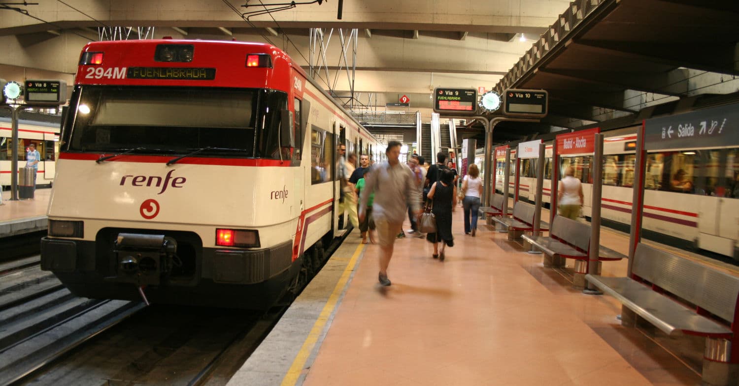 Tren de Cercanías Madrid en Atocha, estación donde ha descarrilado un tren que ha interrumpido el servicio en varias líneas. GERMÁN POO-CAAMAÑO.