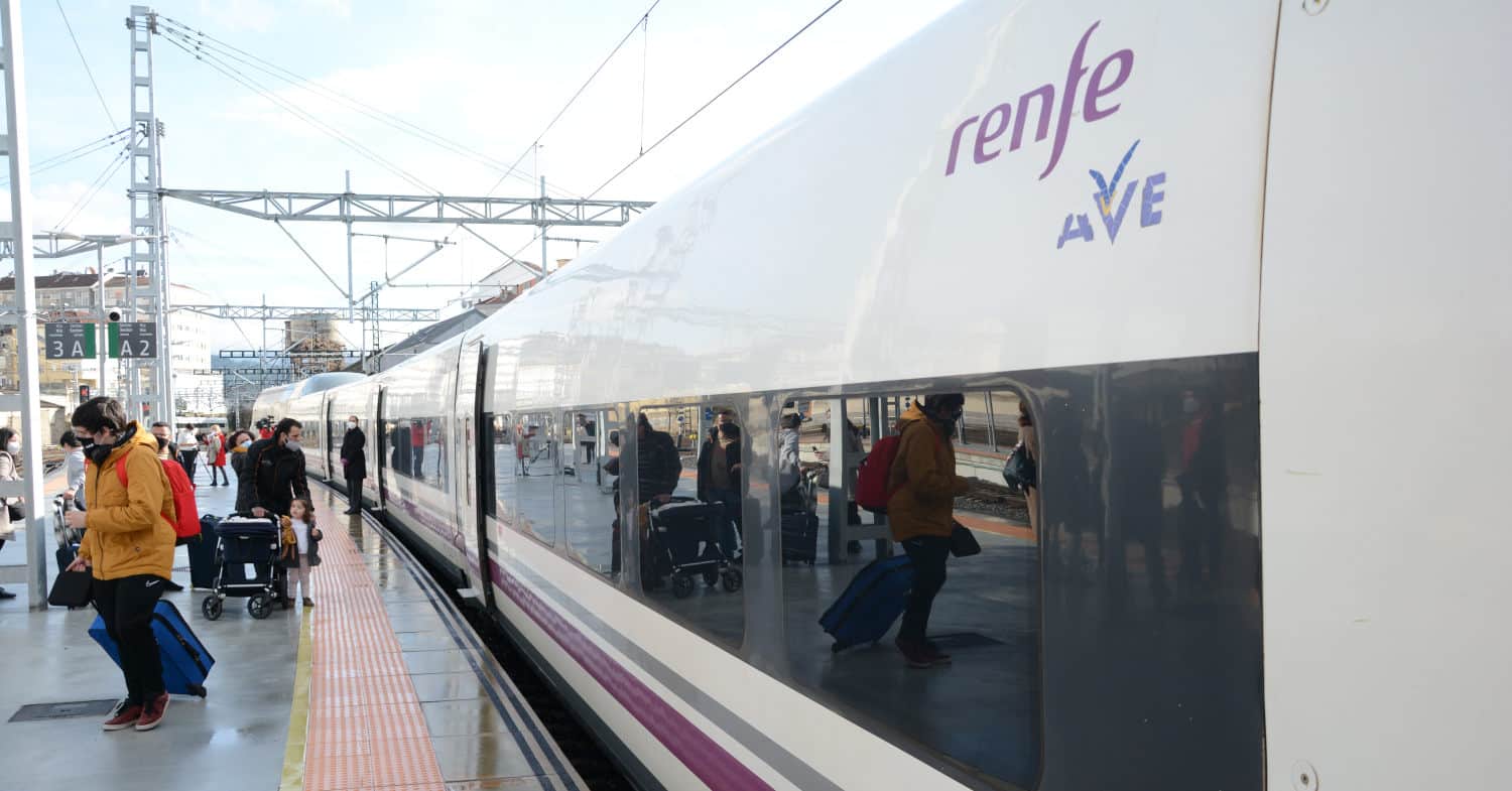 La demanda de viajeros de Renfe aumenta considerablemente respecto a 2019 y a 2022. MIGUEL BUSTOS.