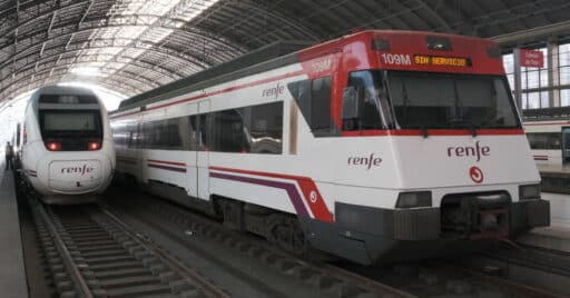 Tren de la serie 446 de Cercanías Bilbao junto a un tren de la serie 120 usada para el servicio Alvia ROB F.