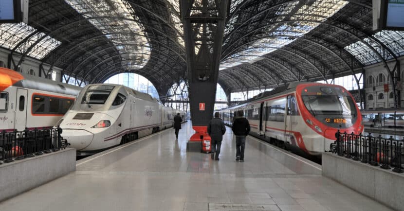 Trenes OSP de Renfe Rodalies y Media Distancia y trenes comerciales de Renfe en la estación de Francia de Barcelona. JT CURSES.